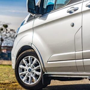 Fahrzeugfolierung Berlin Folienprinz Futurewrap Gloss Knight Silver Ford Transit 1